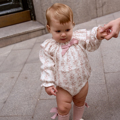 Ranita bebé niña con lazo y estampado de flores rosa empolvado