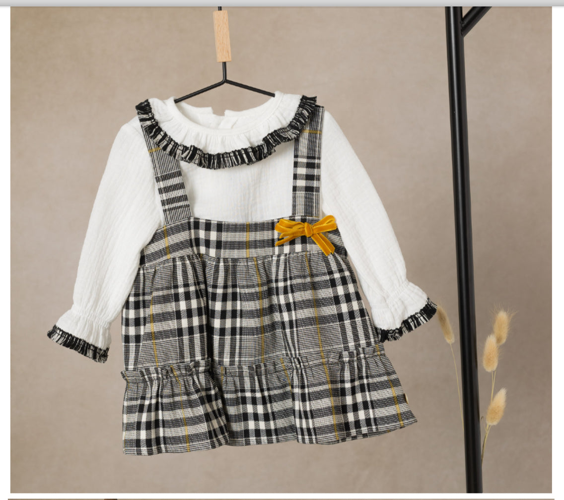 Pichi faldita cuadros tartan con detalles mostaza y blusa muselina desflecada Colección Camelia