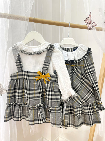 Pichi faldita cuadros tartan con detalles mostaza y blusa muselina desflecada Colección Camelia