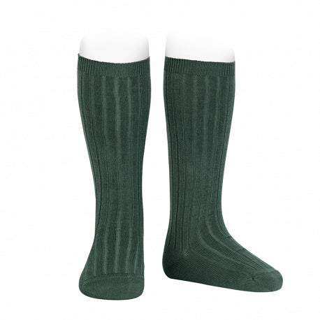 Calcetines altos canalé Condor color verde pino